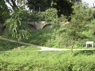 905156 Gezicht op het restant van de oude stadsmuur in het singelplantsoen te Utrecht, ter hoogte van de ...